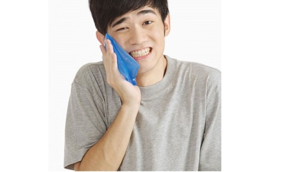 Một cách hiệu quả là sử dụng cao lạnh hoặc túi chườm giúp giảm đau răng nhanh chóng