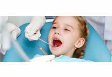 Cha mẹ hãy thường xuyên kiểm tra chất lượng răng của con để giúp con phát hiện và khắc phục kịp thời tình trạng men răng yếu.
