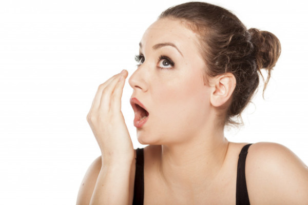 Vệ sinh răng miệng chưa đúng cách gây ra chứng đau chân răng