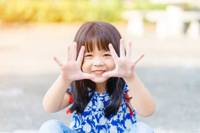 LÀM THẾ NÀO ĐỂ LÀM CHA MẸ NUÔI DẠY TRẺ THEO THẾ MẠNH?