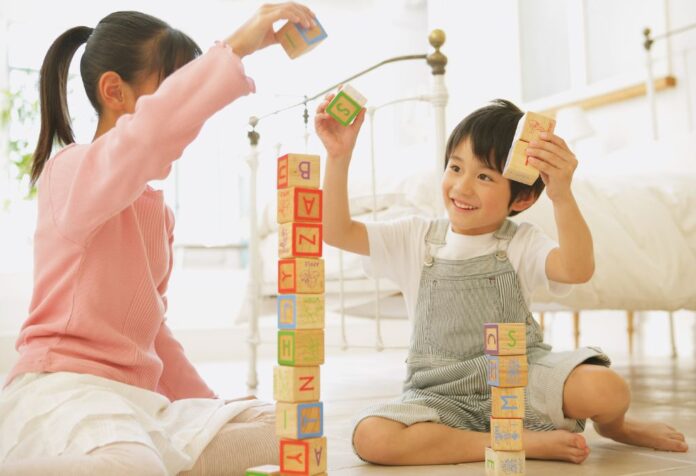TRẺ NHỎ TRƯỚC 7 TUỔI CÓ THỂ PHÁT TRIỂN TƯ DUY LOGIC CÓ HỆ THỐNG