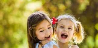 Giao mùa bé nổi mẩn/chướng bụng mẹ nên làm gì?