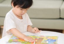 Vì sao trẻ dễ bị xao nhãng hơn người lớn? và điều đó có nghĩa là... bình thường